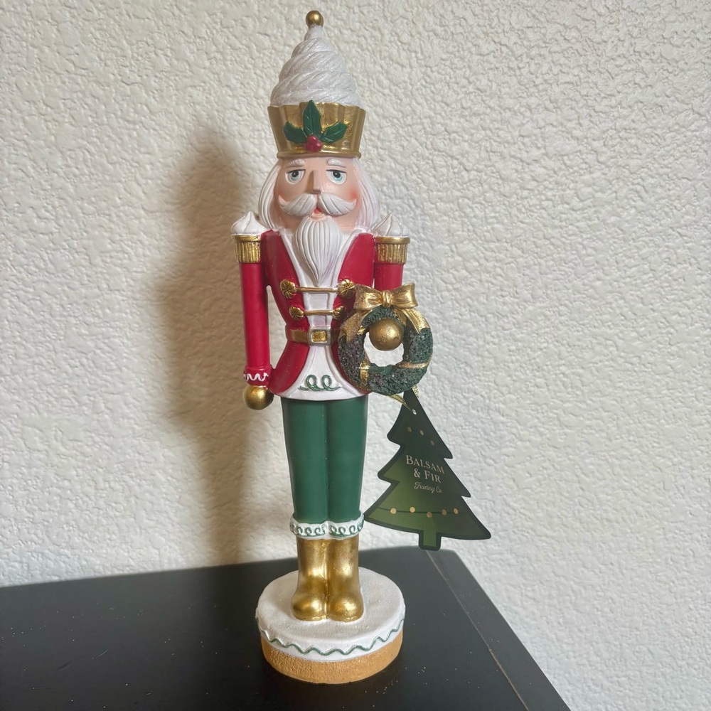 Balsam &‎ Fir Santa Nutcracker 14” Christmas Holiday Figurine Cupcake Wreath NEW